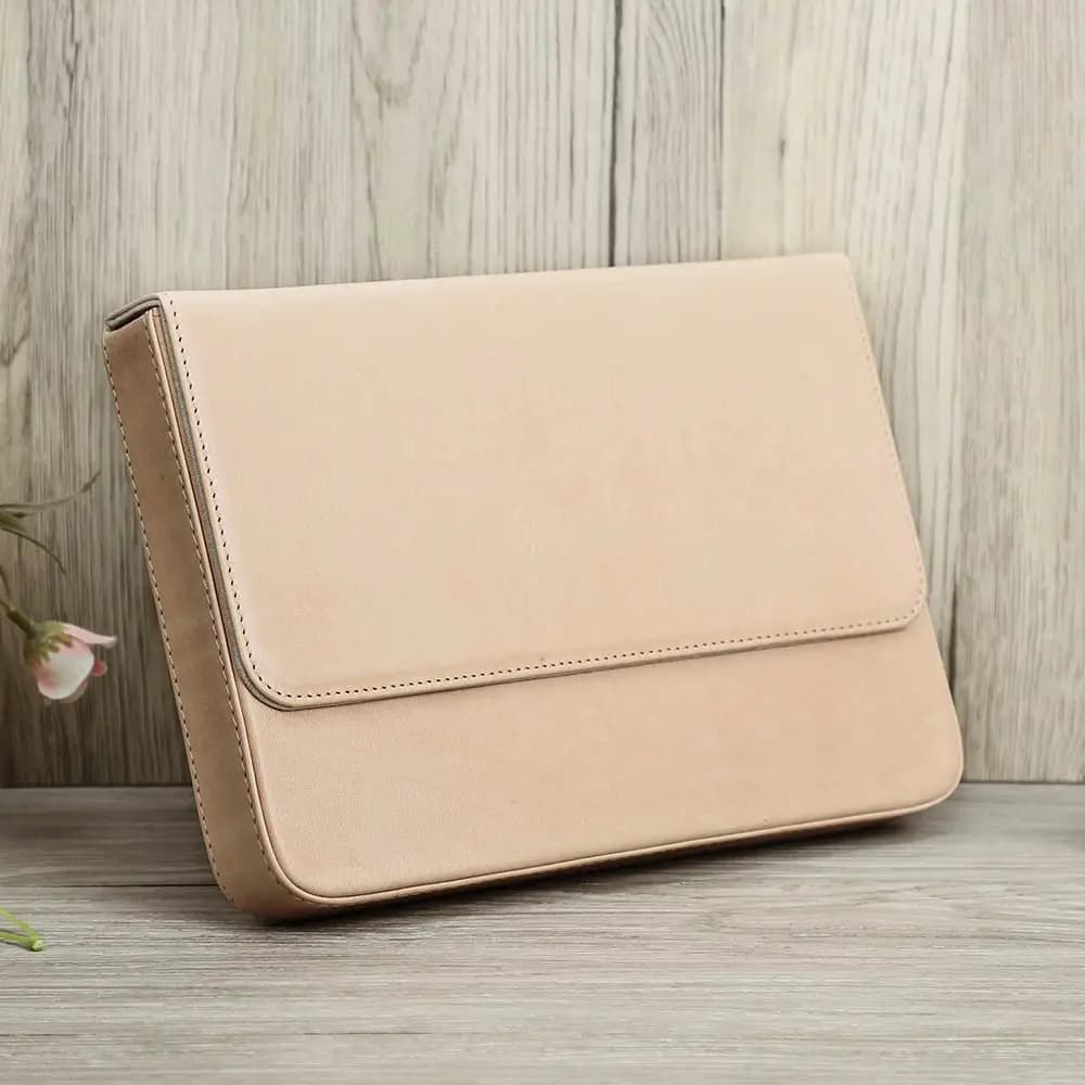 Minimalistische Beige Etui met Nette Afwerking  
Vintage Donkerbruine Leren Etui met Compartimenten