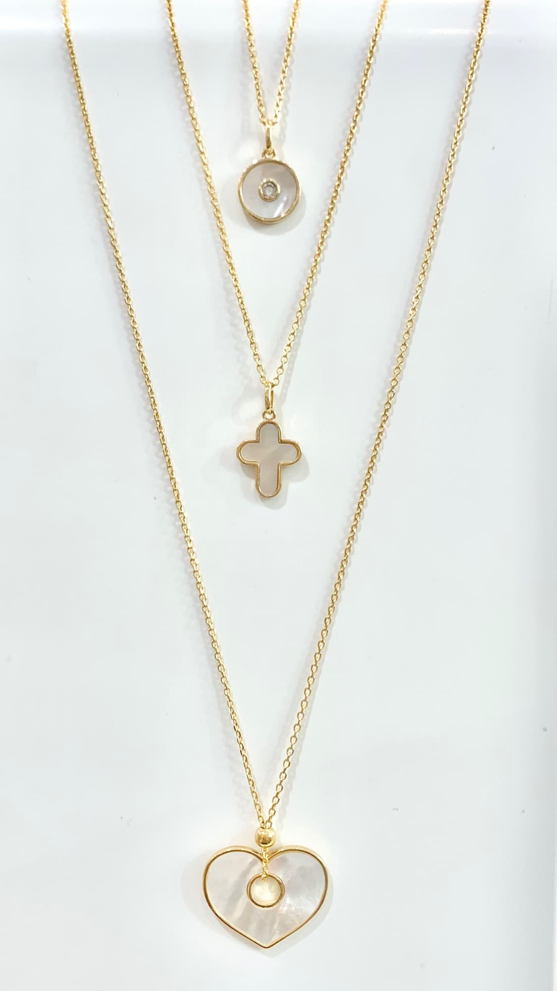 CROIX EN NACRE OU ROND OU COEUR SUR CHAINE