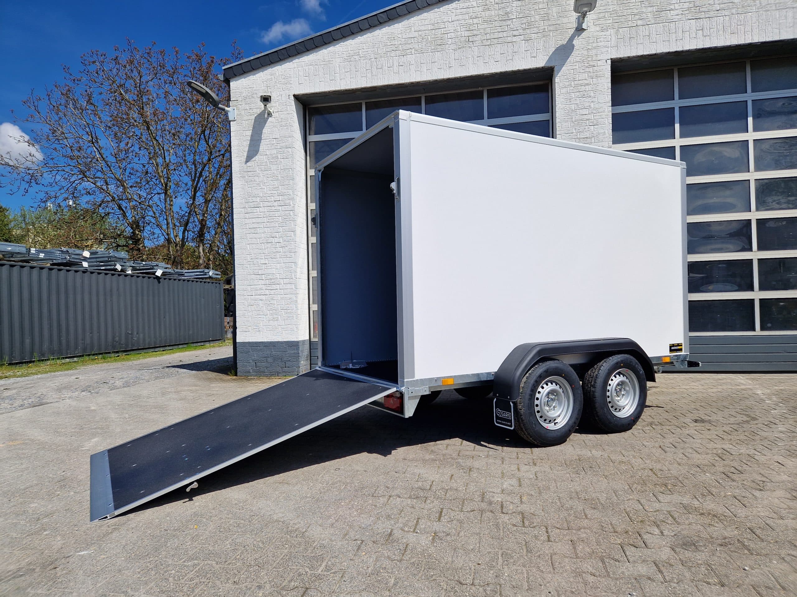 Saris Koffer GO 306 154 180 2700 2 306x154x180cm GFK weiß Auffahrklappe (M) 2700kg Modell 2025