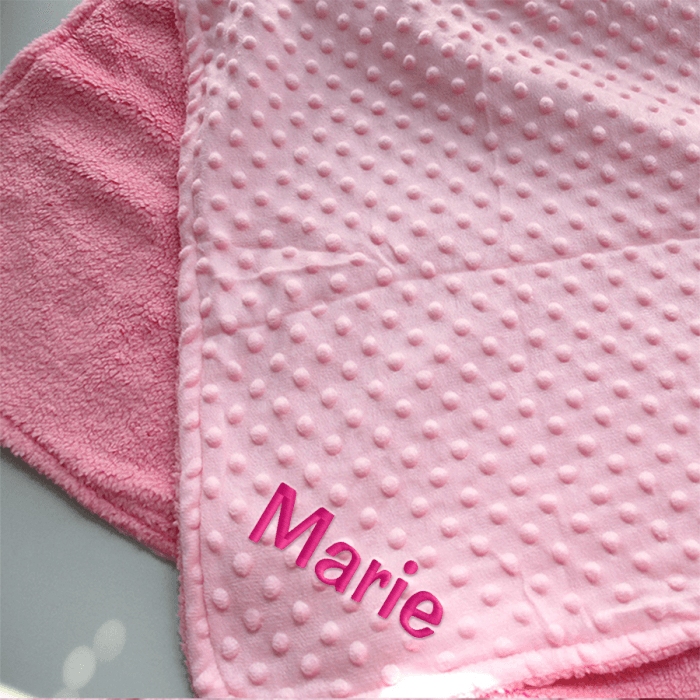 Couverture bébé rose brodée avec prénom