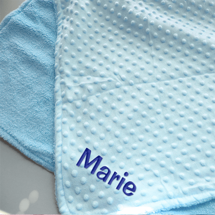 Couverture bébé bleue brodée avec prénom