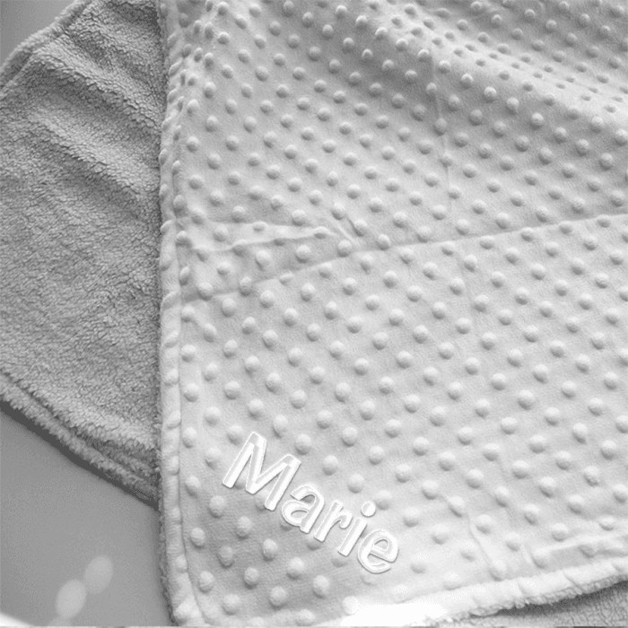 Couverture bébé grise brodée avec prénom