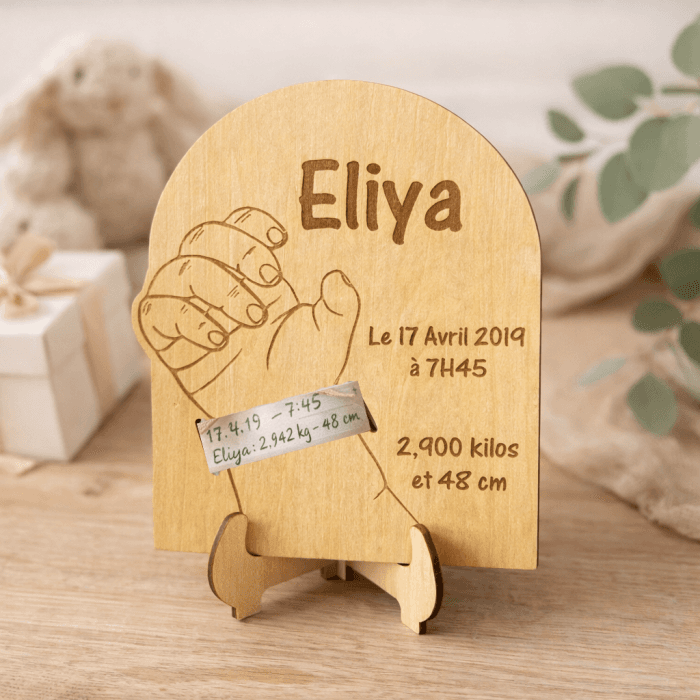 Support bracelet de naissance personnalisé en bois