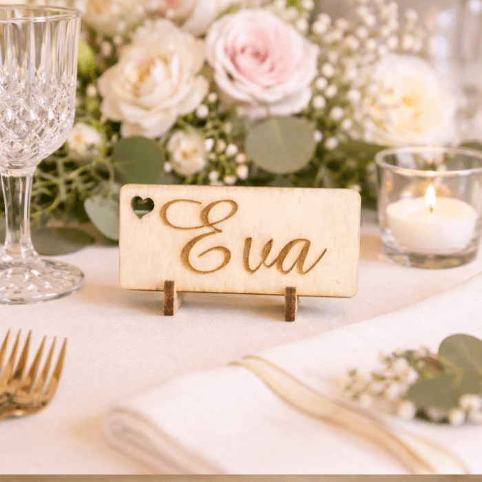 Marque-place mariage en bois sur socle avec prénom - Modèle coeur