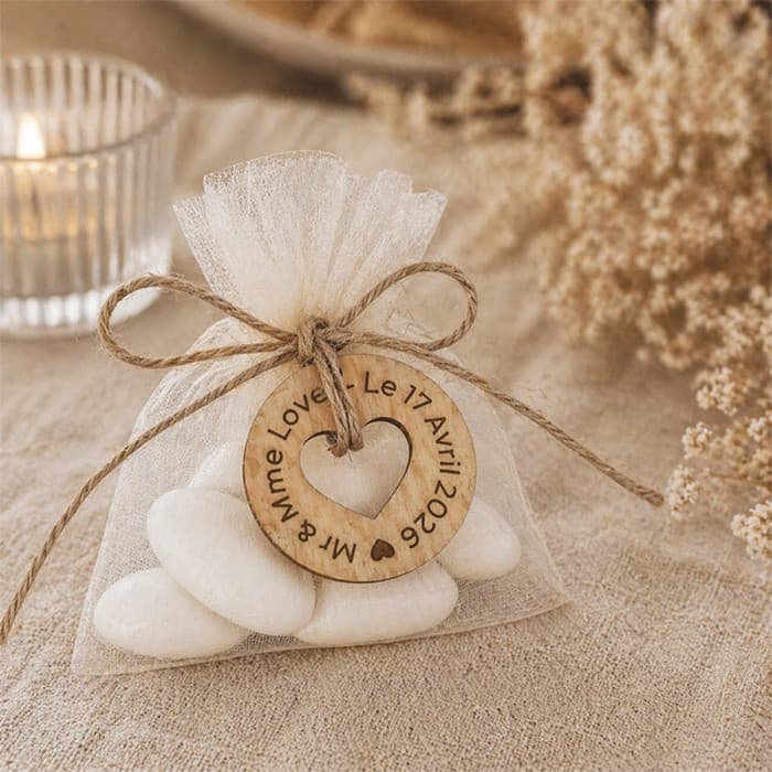 Étiquette en bois ronde 5 cm avec cœur découpé – personnalisation mariage, baptême