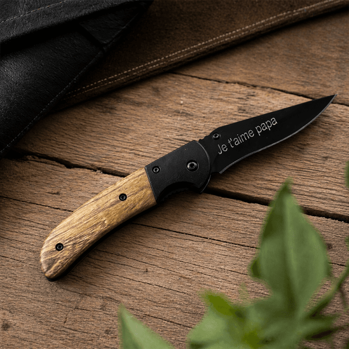 Canif avec cran d'arrêt manche en bois et lame noire gravée personnalisable