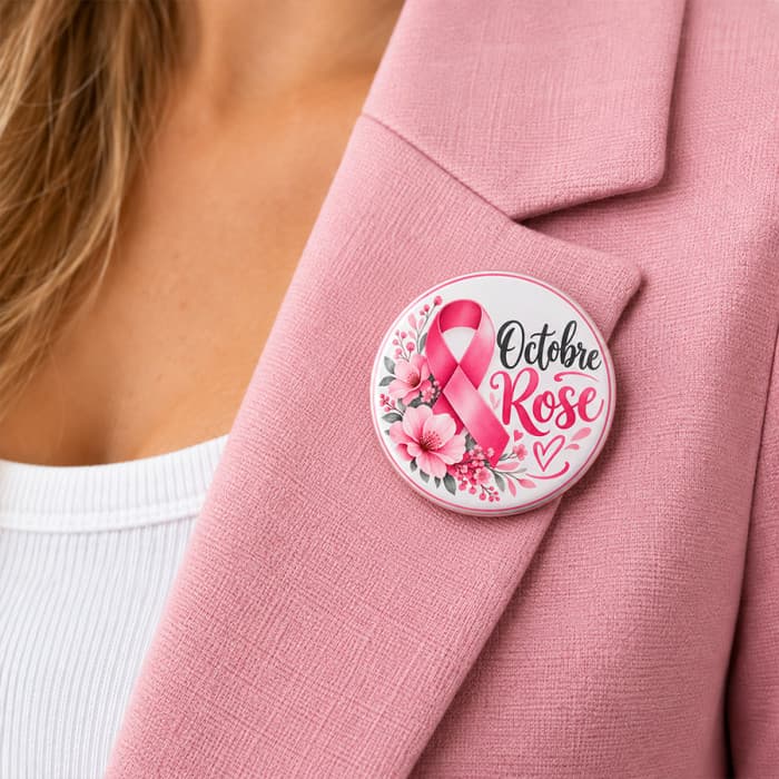 Badge Octobre Rose à épingle – Ruban rose fleuri – Badge de soutien