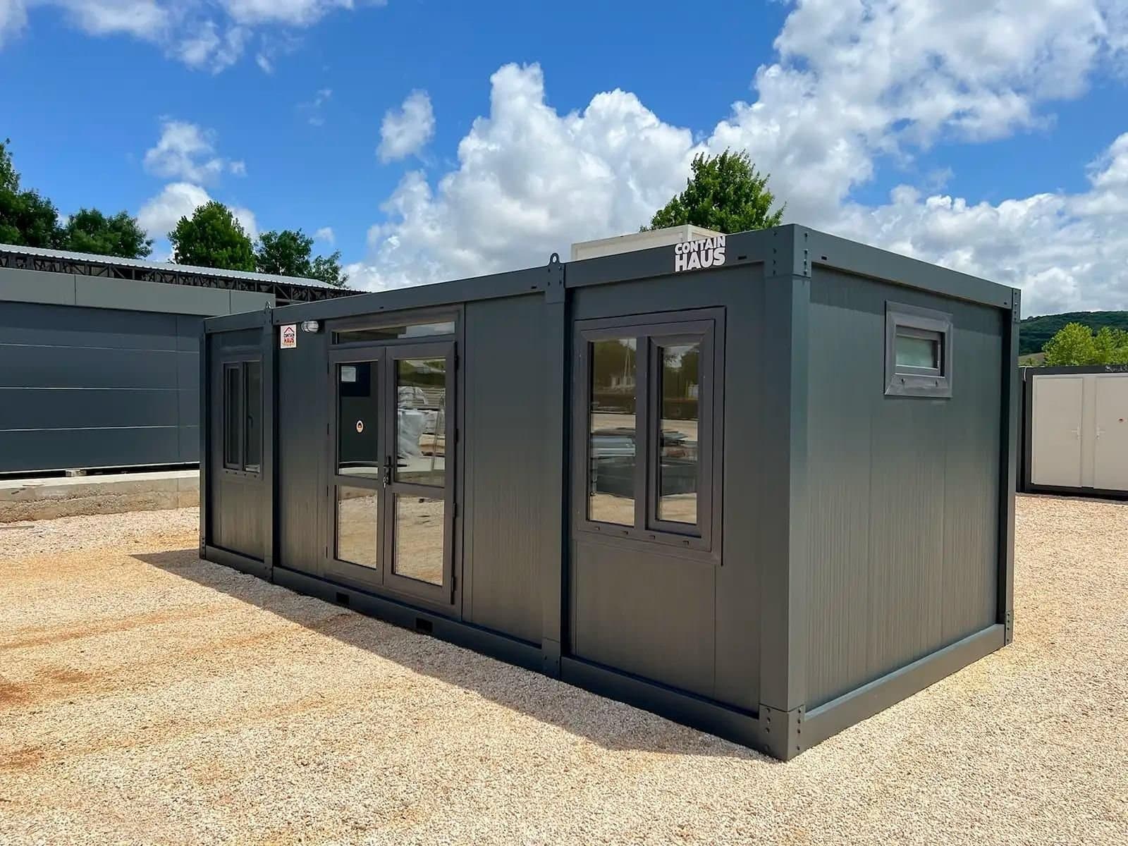 Bürocontainer 7 x 3 m in Anthrazit mit verglaster Doppeltür
