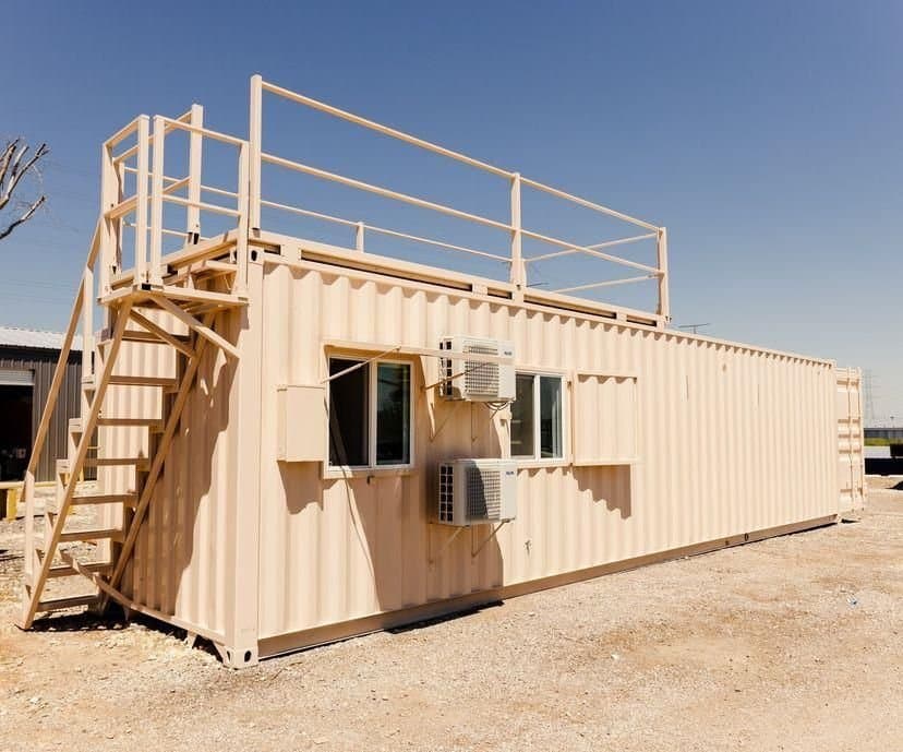 Wohncontainer 12 m in Beige mit Außentreppe und Klimaanlage