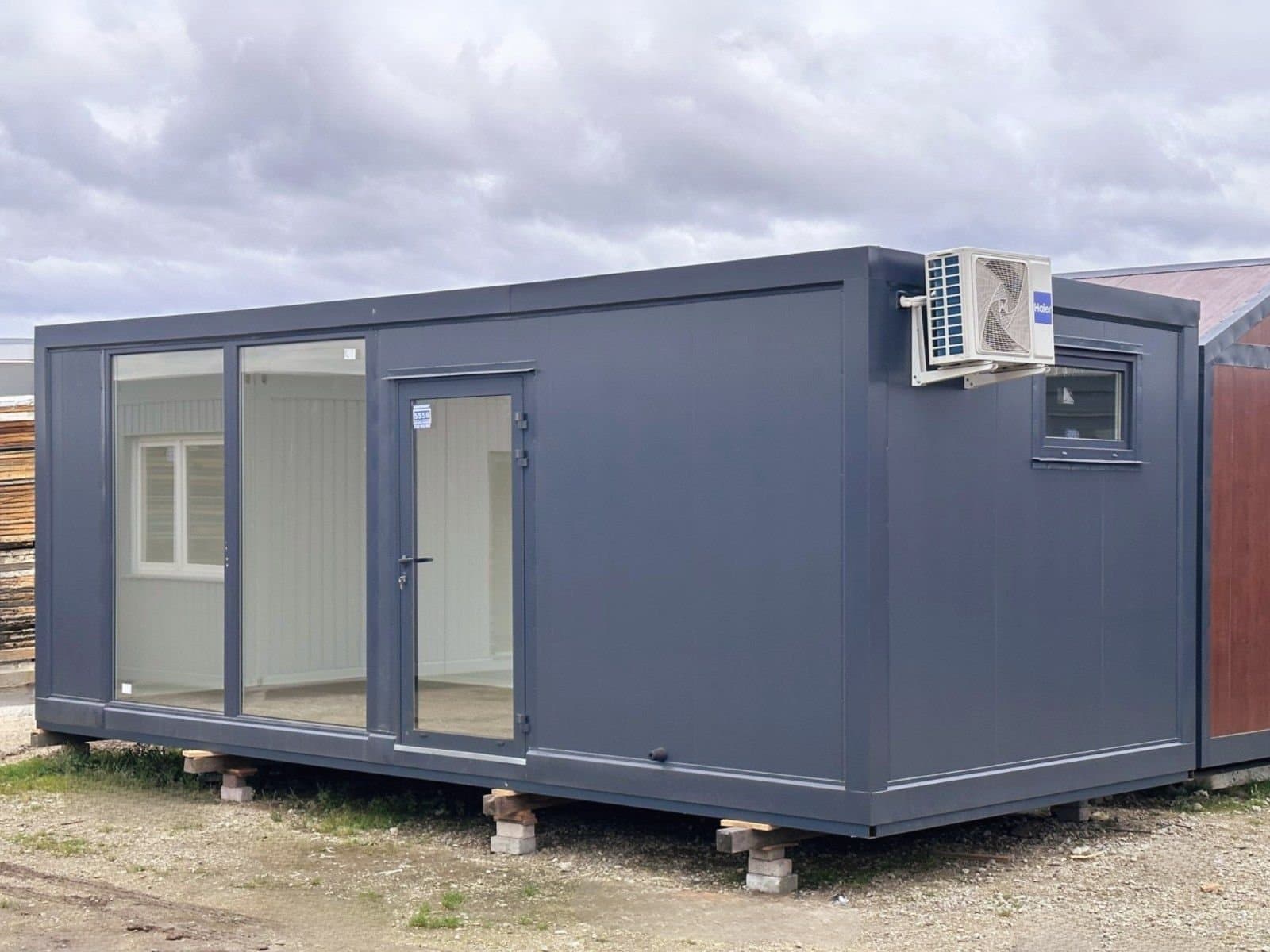 Bürocontainer 7 x 3 m mit Glasfront und Klimaanlage