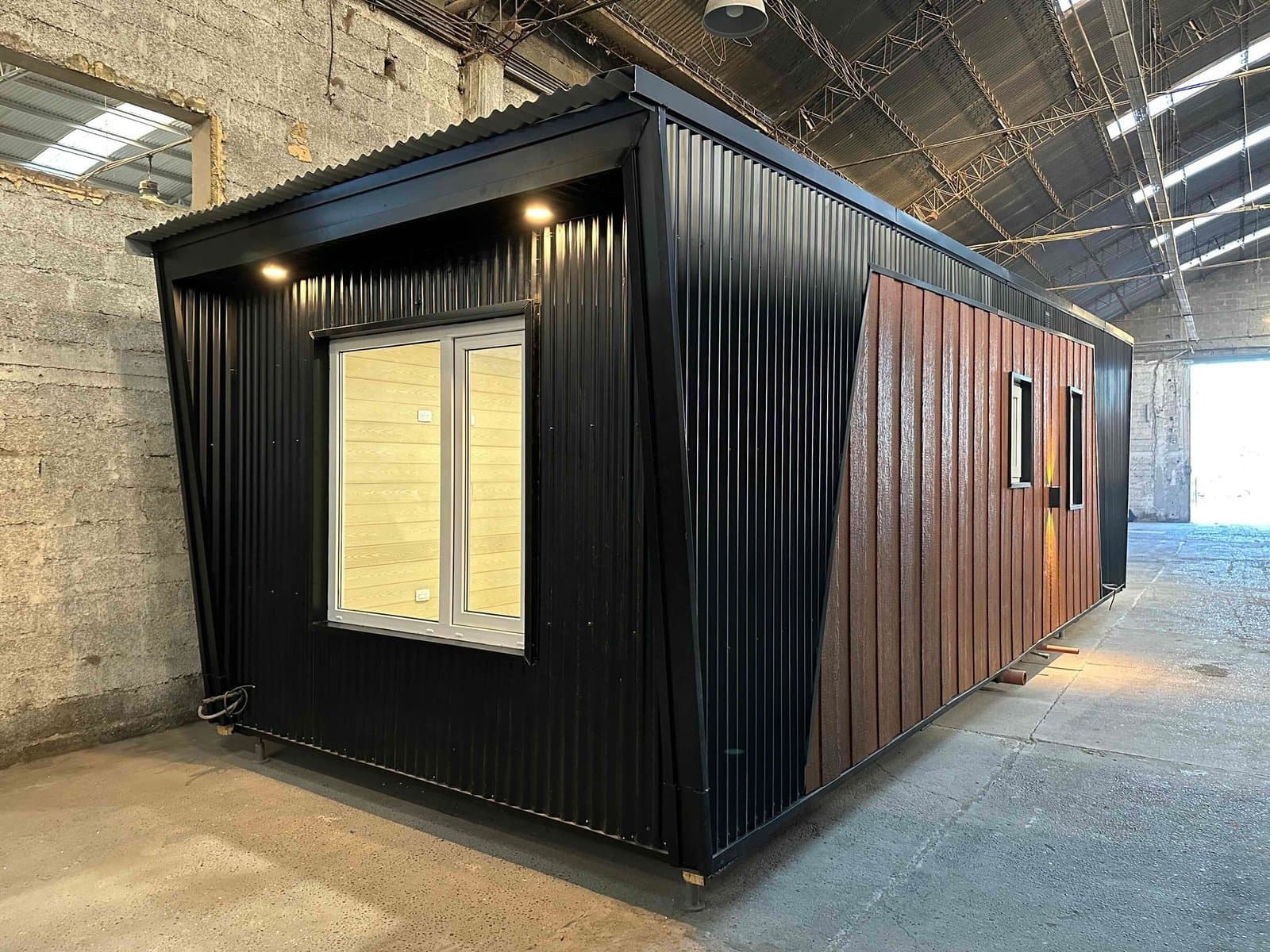 Fertighaus 33 m² in Schwarz – 11 x 3 m