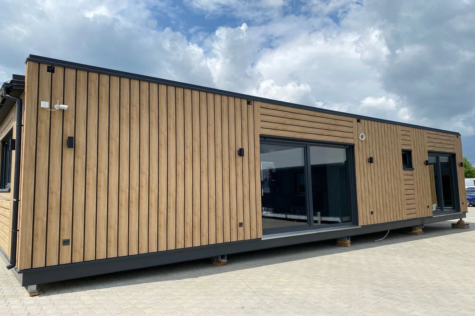 Modulhaus 12 x 4,5 m mit Holzfassade – Wohnen, Ferienhaus oder Büro