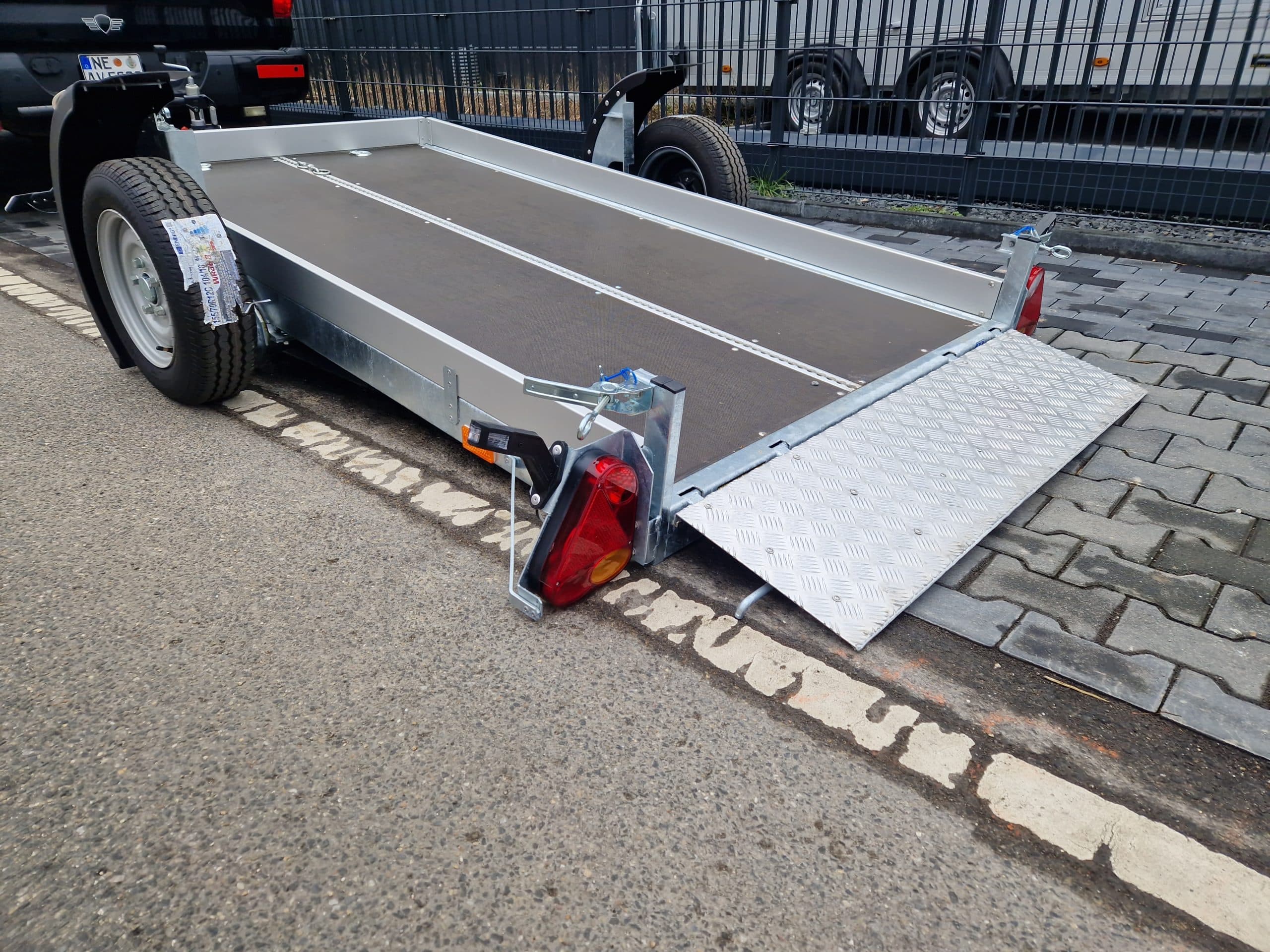 Remorque abaissable EasyLift M – 300 × 160 × 10 cm – PTAC 1 350 kg – hayon arrière et éclairage LED