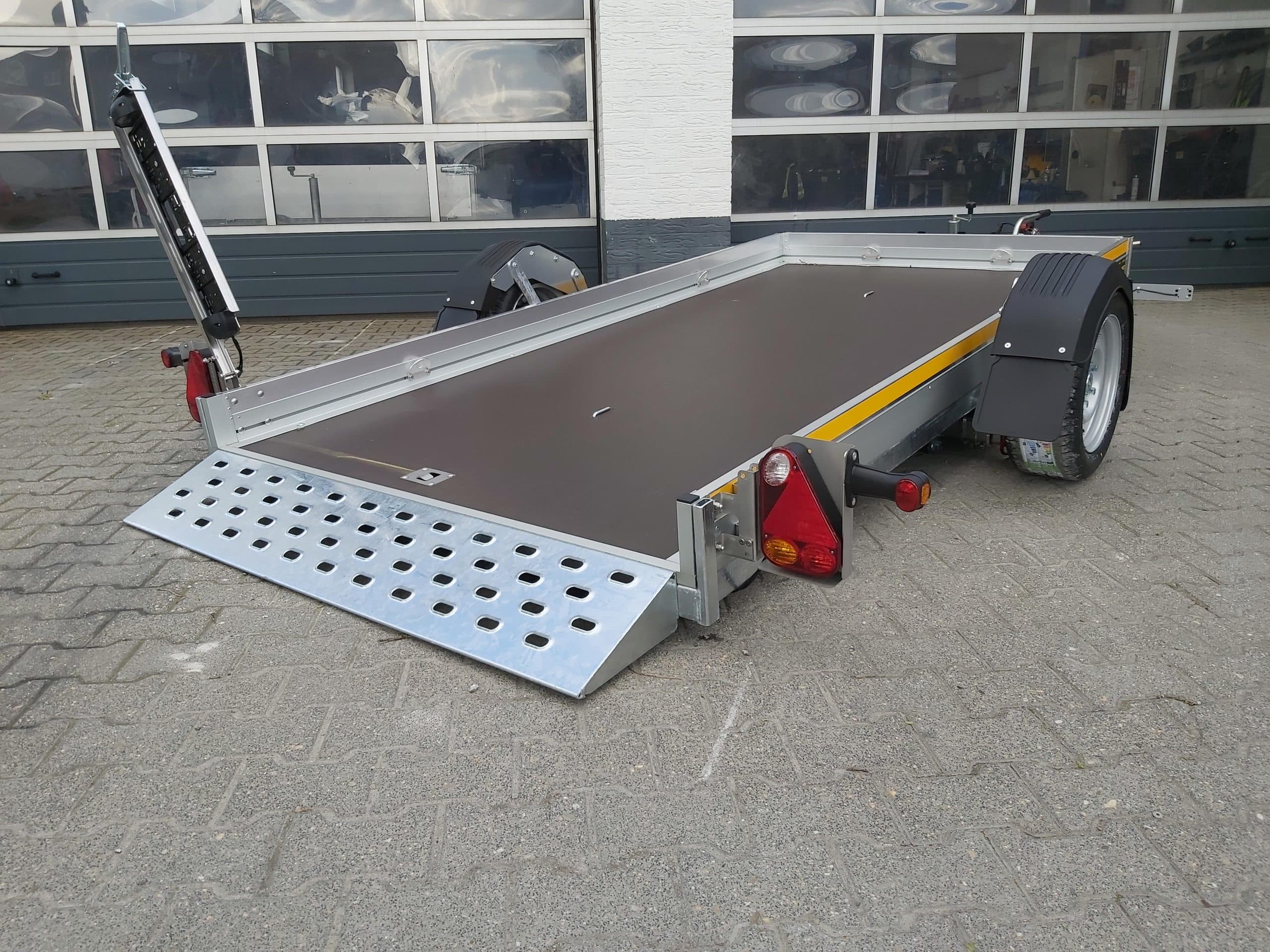 Remorque abaissable MSL 1530/151 – plateforme hydraulique 301 × 151 × 10 cm – PTAC 1 500 kg – jaune