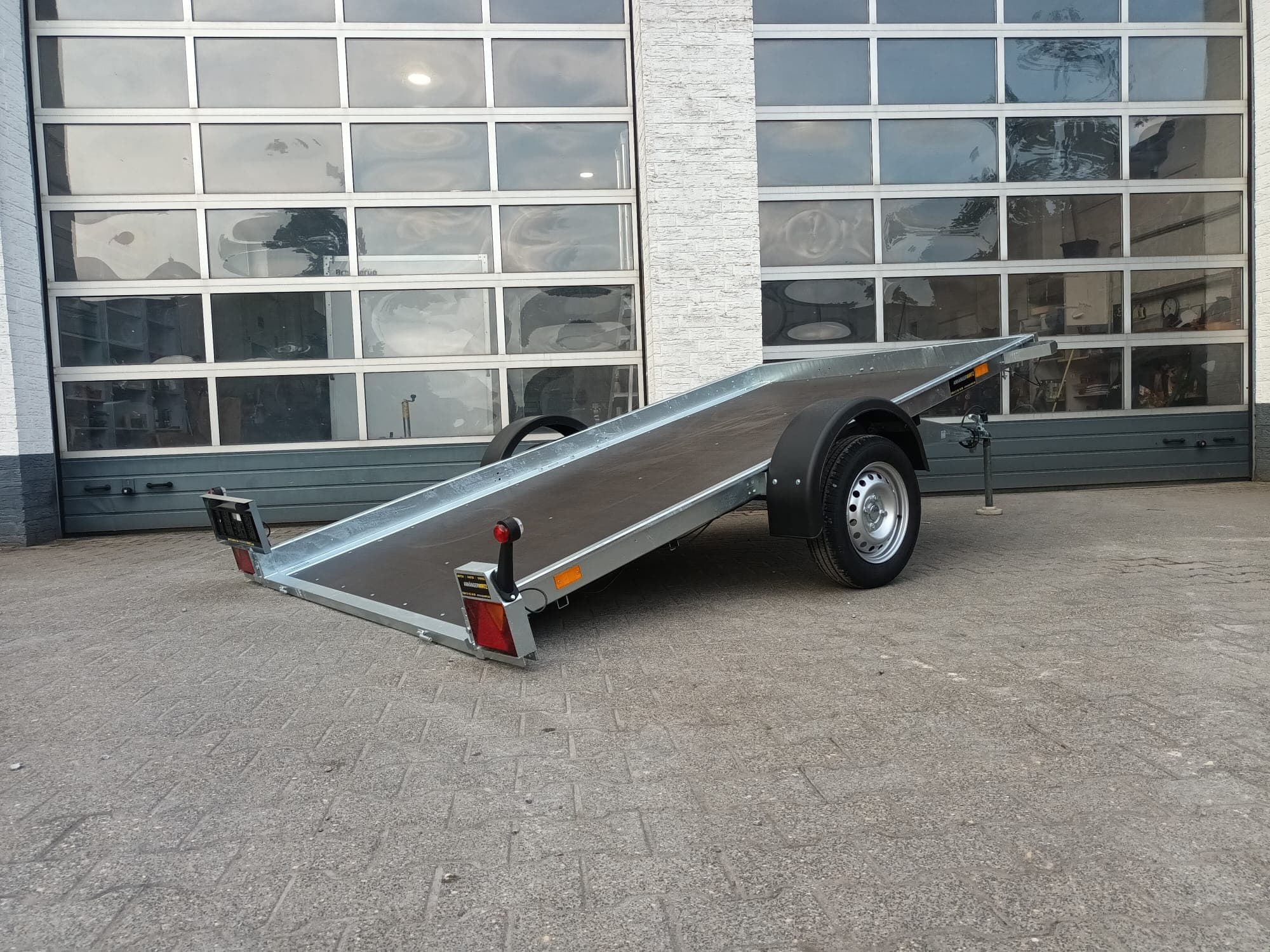 Remorque porte-véhicule léger Multi Easyload UNI N7-305 – 305 × 166 × 10 cm – 750 kg