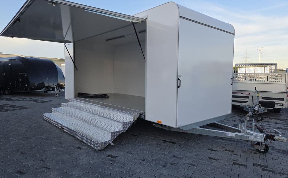Event Trailer TWSP M 550T.03 – remorque événementielle avec escalier intégré 550 × 220 × 217 cm – PTAC 2 700 kg