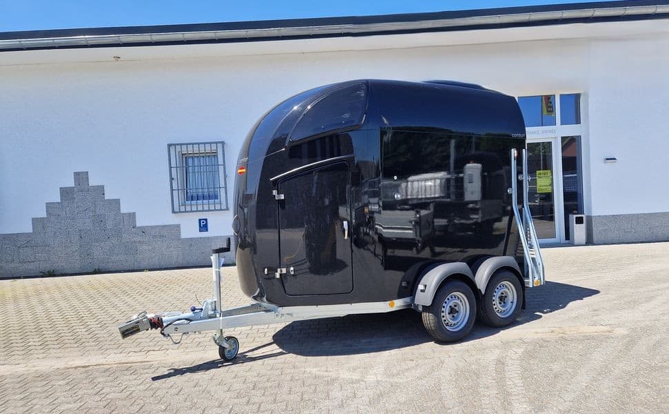 Böckmann Comfort Black – van 2 chevaux avec sellerie, lanterneau et protections latérales – PTAC 2 400 kg – 100 km/h