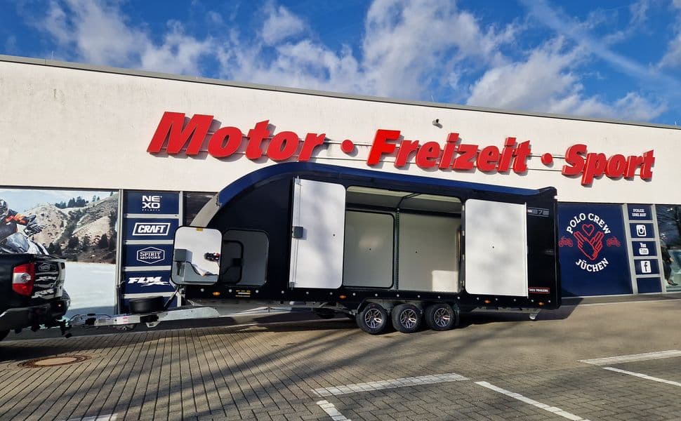 Brian James Race Transporter 7 – porte-voiture fermé noir avec caméra et rampes 600 × 228 × 189 cm – PTAC 3 500 kg