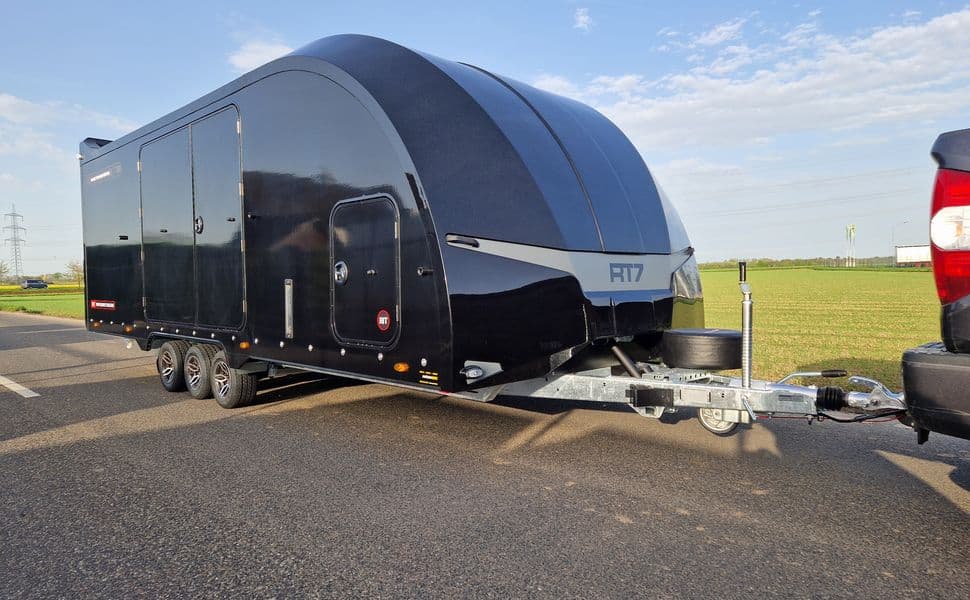 Brian James Race Transporter 7 Black – porte-voiture fermé avec Race Ramps et feux latéraux actifs 600 × 228 × 189 cm – PTAC 3 500 kg