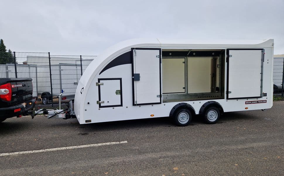 Brian James Race Transporter 5 – porte-voiture fermé blanc avec pack éclairage 550 × 212 × 189 cm – PTAC 3 500 kg
