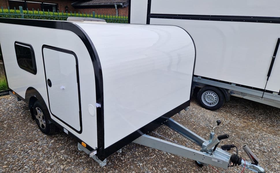 Cargo Base Camp M+ Wild – mini-caravane polyvalente 290 × 187 × 128 cm – PTAC 800 kg