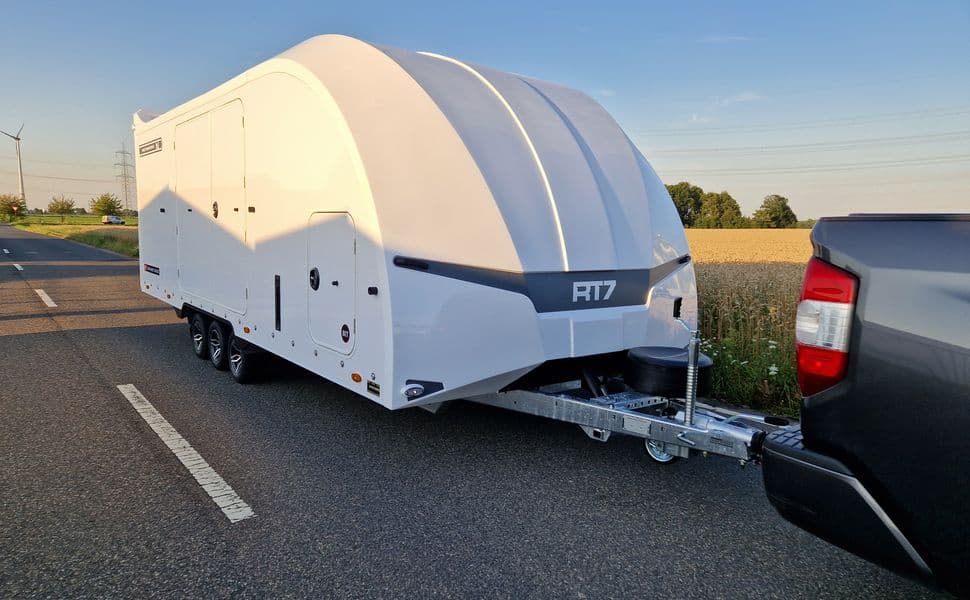 Brian James Race Transporter 7 White – porte-voiture fermé avec Race Ramps et feux latéraux actifs 600 × 228 × 189 cm – PTAC 3 500 kg