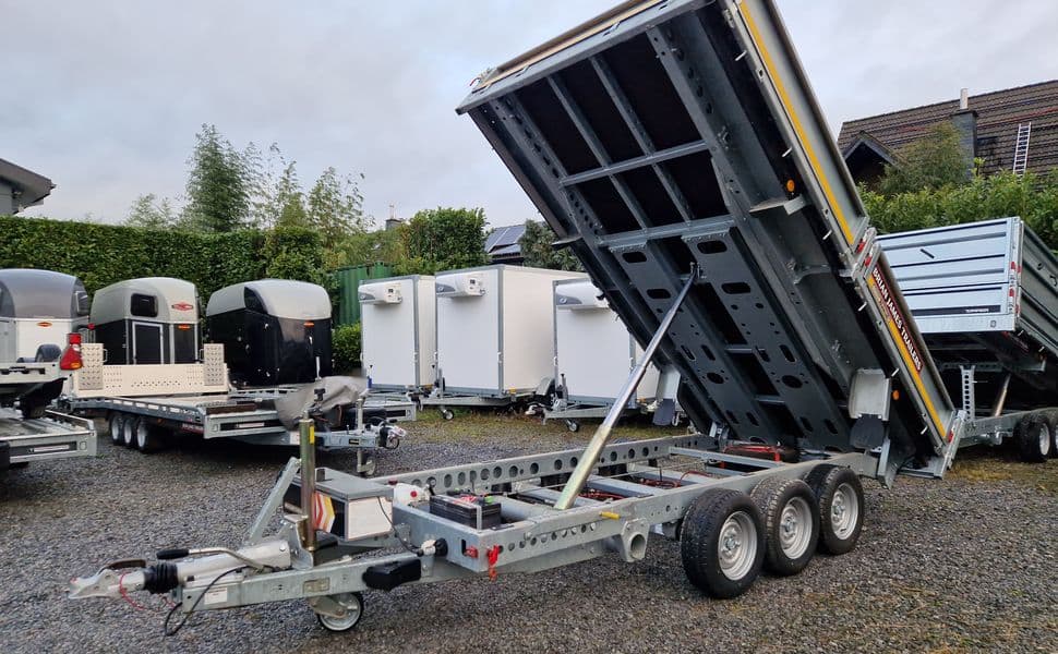 Brian James Cargo Tipper 2 – benne arrière électrique tridem 360 × 195 × 30 cm – PTAC 3 500 kg