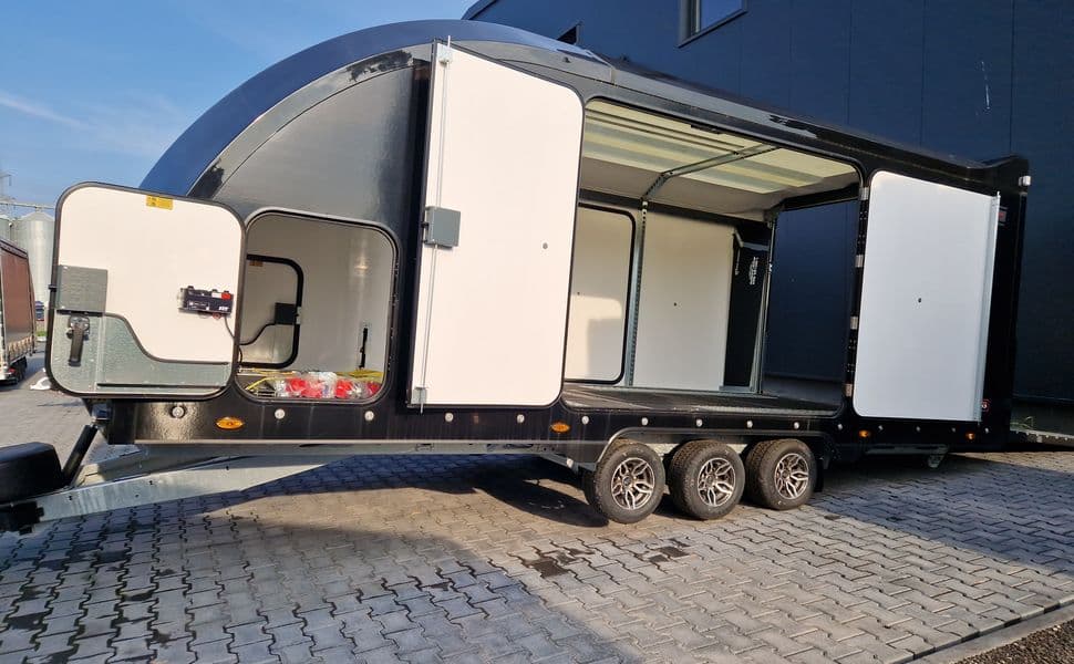 Brian James Race Transporter 7 Black – porte-voiture fermé avec Race Ramps 550 × 228 × 189 cm – PTAC 3 500 kg