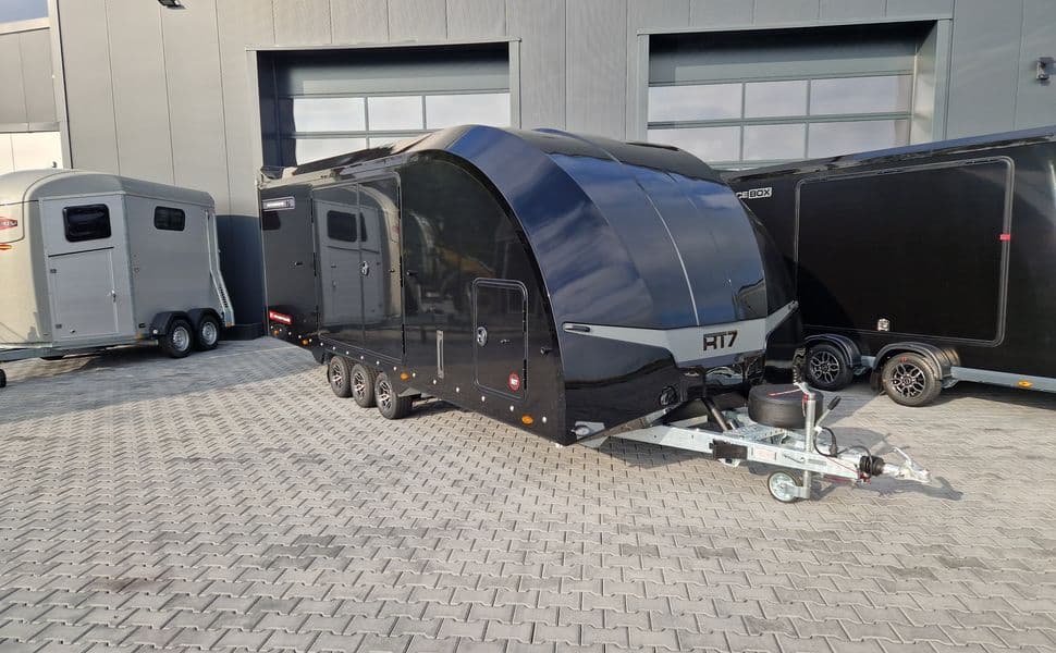 Brian James Race Transporter 7 Premium – porte-voiture fermé noir avec caméra et alimentation 230 V 600 × 228 × 189 cm – PTAC 3 500 kg