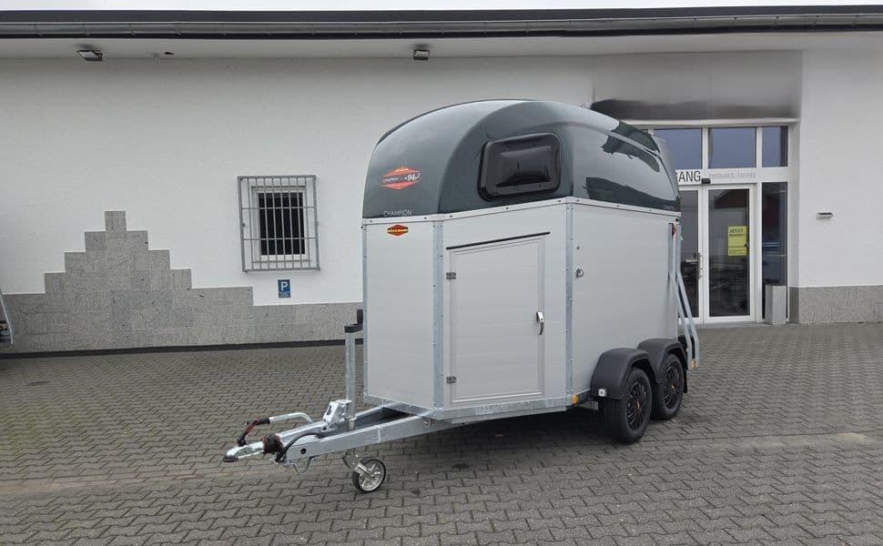 Böckmann Champion Esprit C – van aluminium 2 chevaux avec toit vert, sellerie et protections latérales – PTAC 2 400 kg – 100 km/h