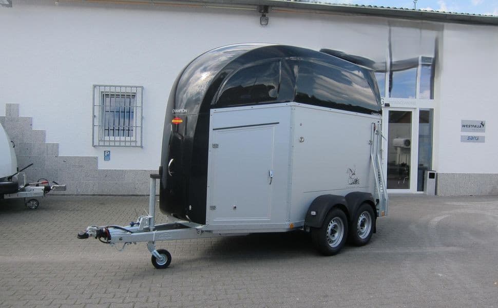 Böckmann Champion R 165 Western Blackline – van 2 chevaux avec sellerie western – PTAC 2 400 kg – 100 km/h