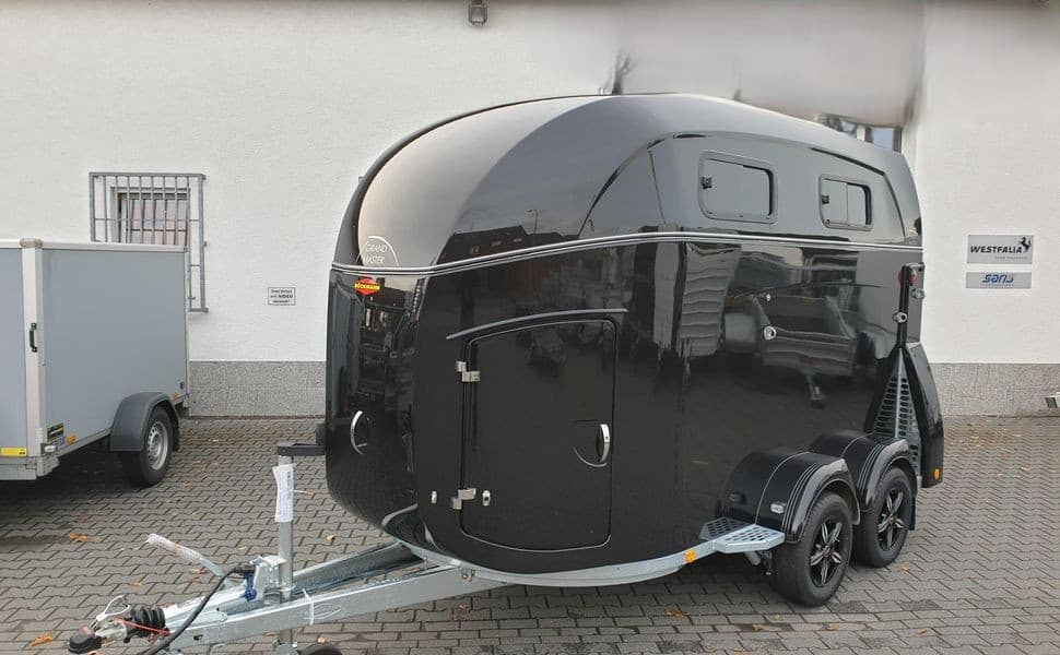 Böckmann Grand Master SKA Black – van 2 chevaux avec sellerie XXL, caméra et jantes alliage – PTAC 2 700 kg