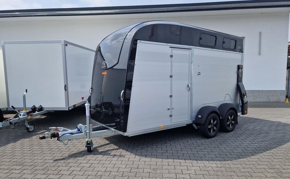 Böckmann Big Portax Blackline – van XXL 2 grands chevaux avec sellerie et caméra – PTAC 2 700 kg