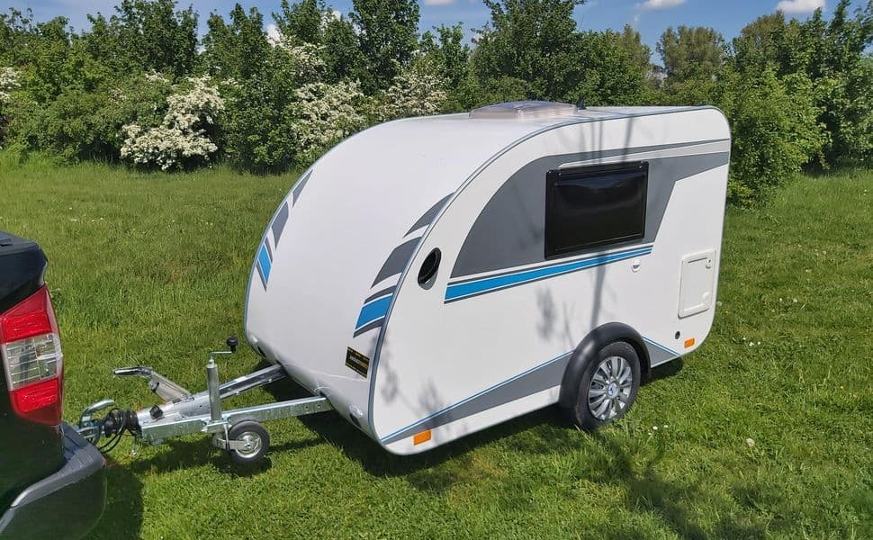 Mini Tommy TMC25.01H – mini-caravane avec cuisine arrière 252 × 140 × 121 cm – PTAC 750 kg – modèle 2026