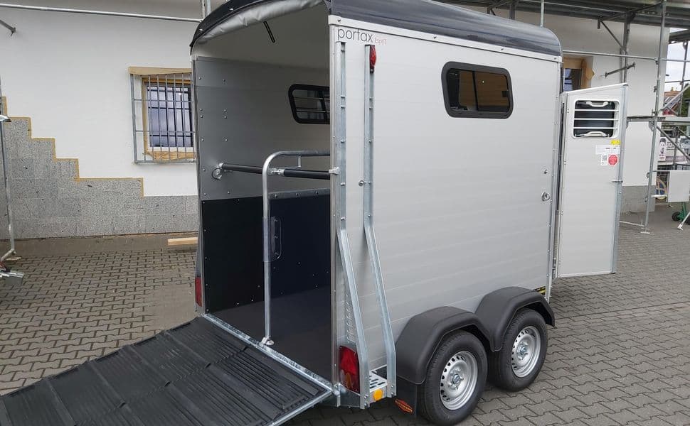 Böckmann Portax Esprit Silver & Black – van aluminium 2 chevaux avec sellerie et protections latérales – PTAC 2 400 kg – 100 km/h