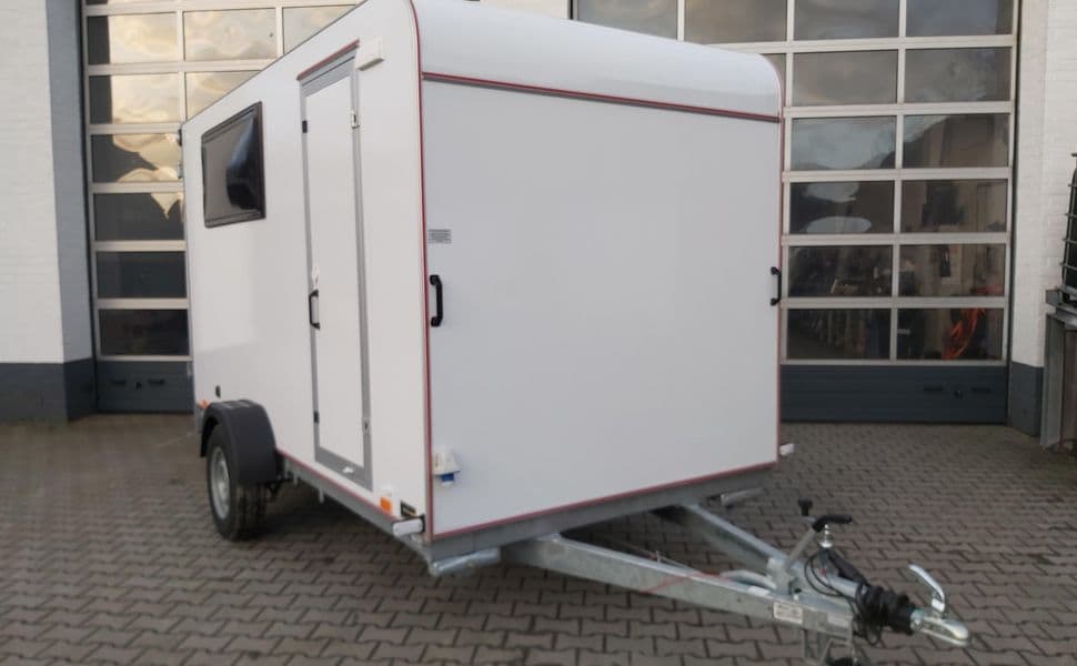 Sport Camp TFS 360.00 – remorque fourgon de loisirs avec fenêtres et installation 230 V 360 × 180 × 190 cm – PTAC 1 300 kg
