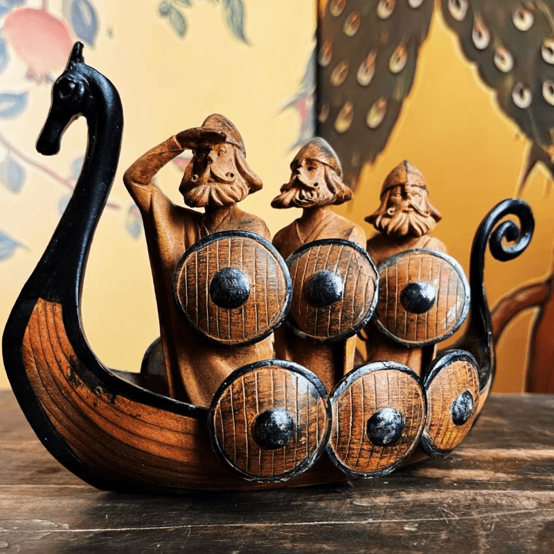 Statuette viking en bois drakkar