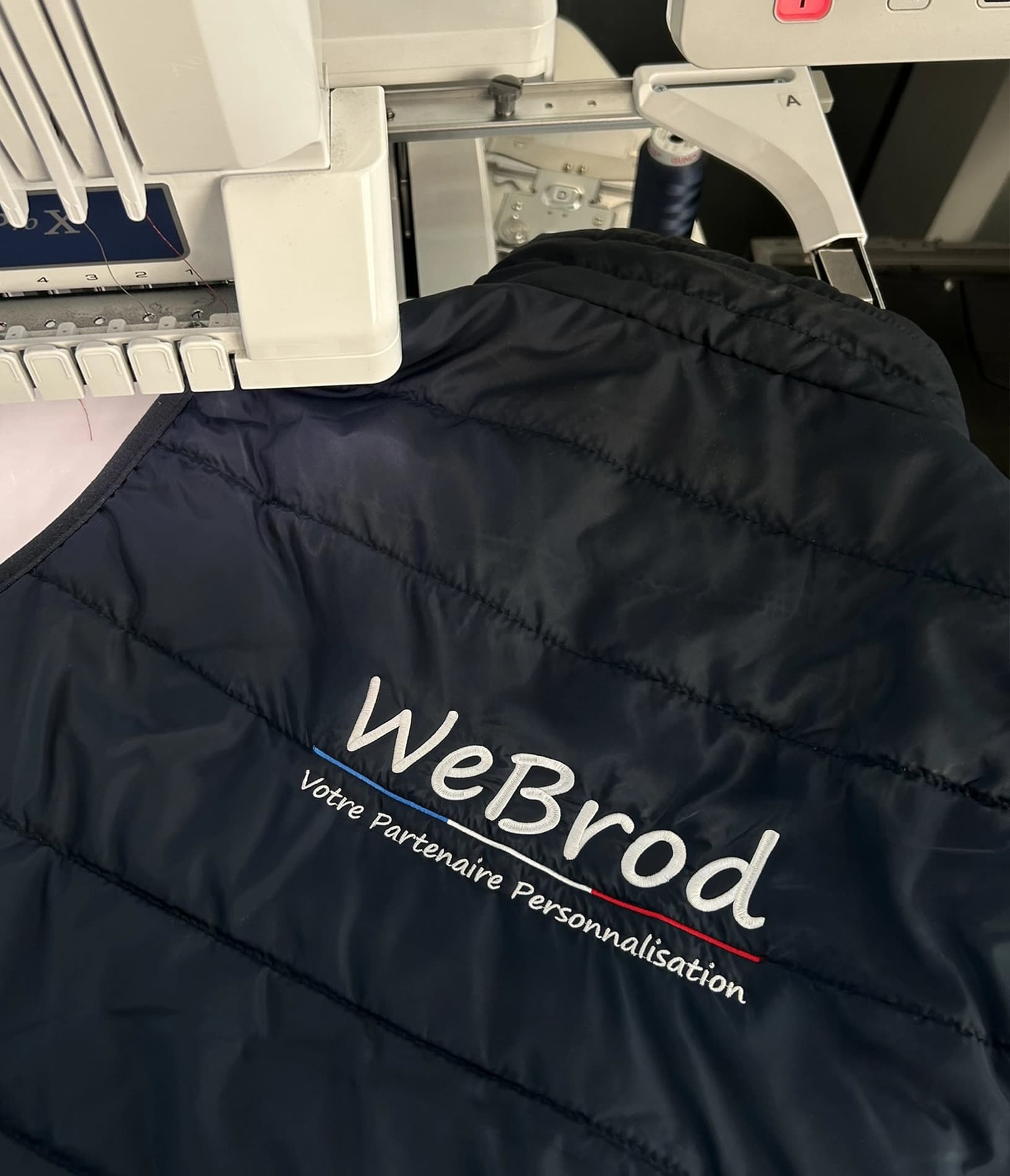 BRODERIE LOGO < 15cm