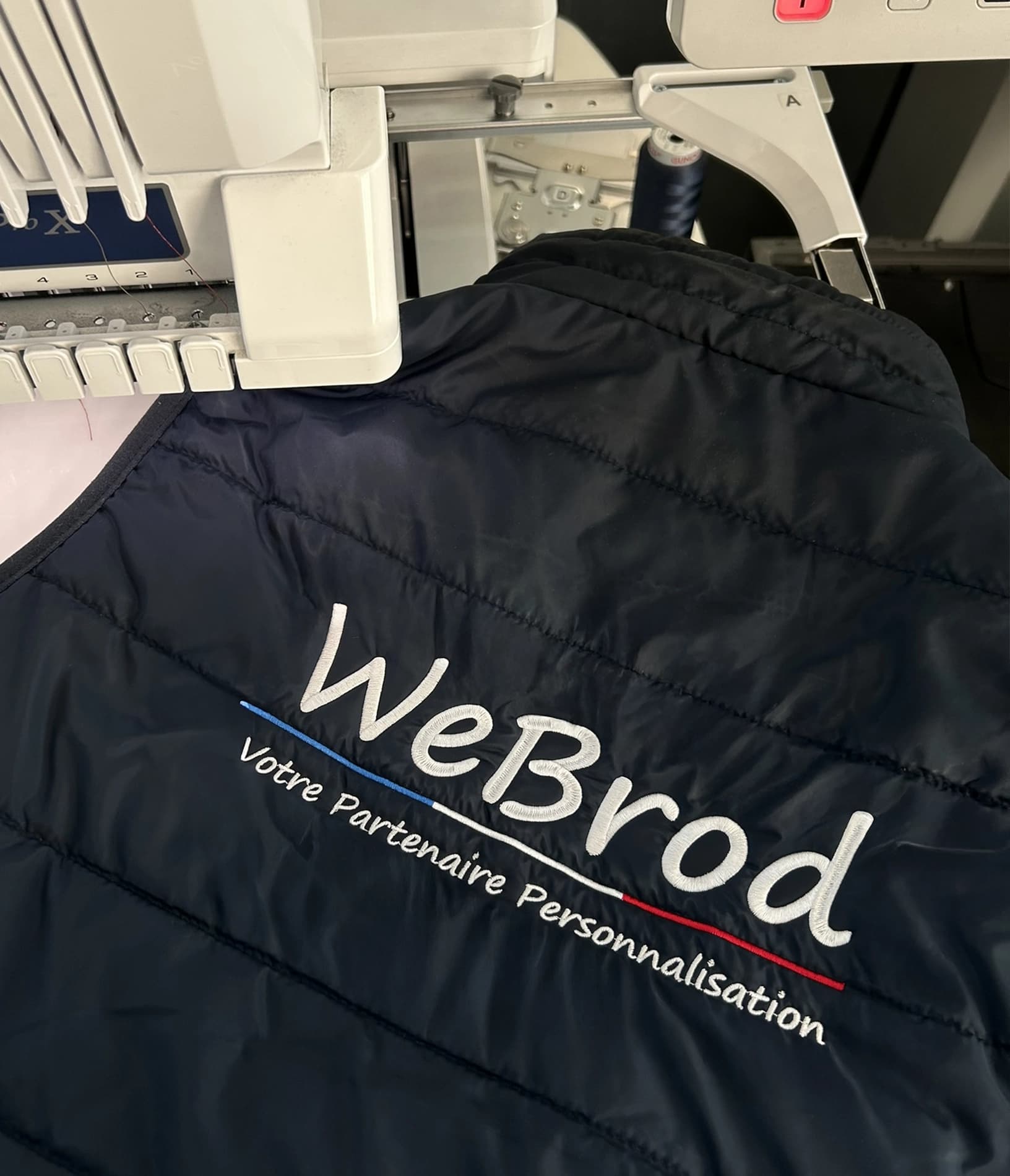 BRODERIE LOGO < 20cm