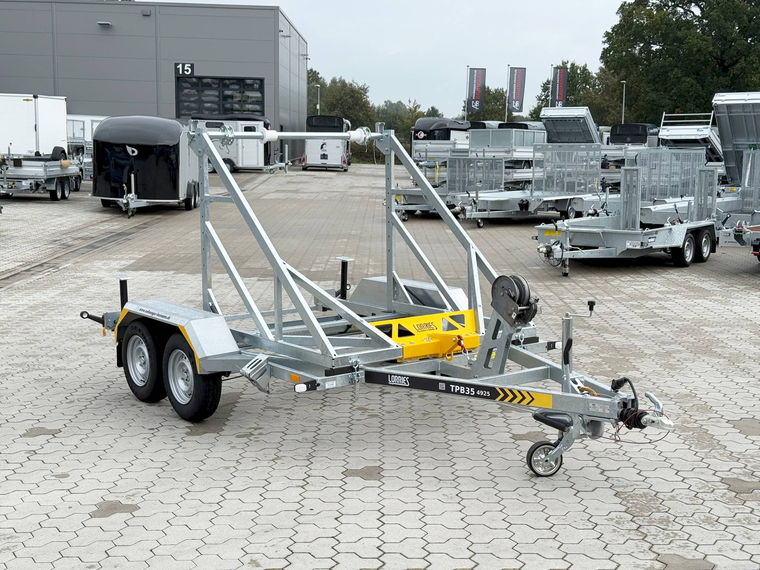 LKW-Anhänger TPB35-4925 | Manuelle Seilwinde 280 à 165 cm, 3.500 kg, Seiltrommelhalterung