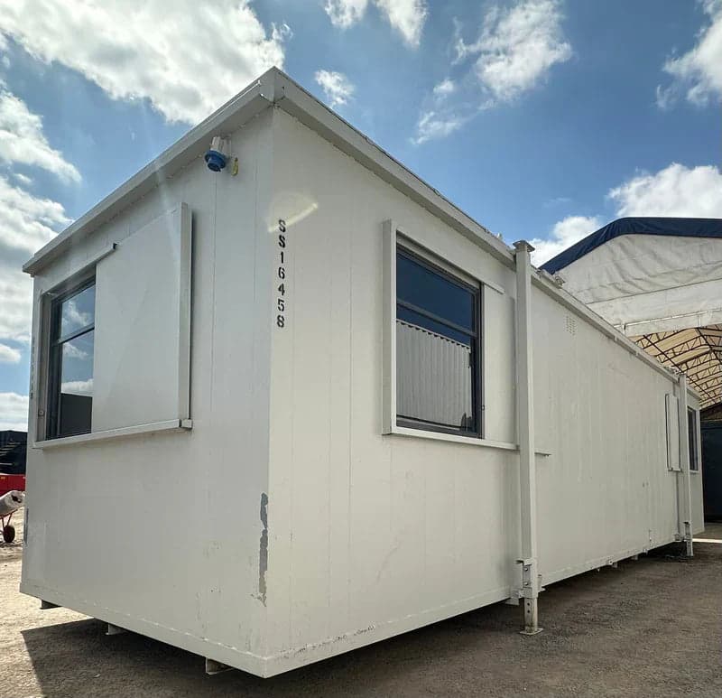 Contenedor de oficina de 9,7 x 3 m