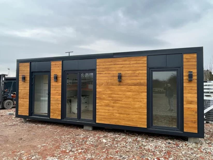 Großer Bürocontainer 8,0×3,0m mit Duschkabine und Küchenmöbeln