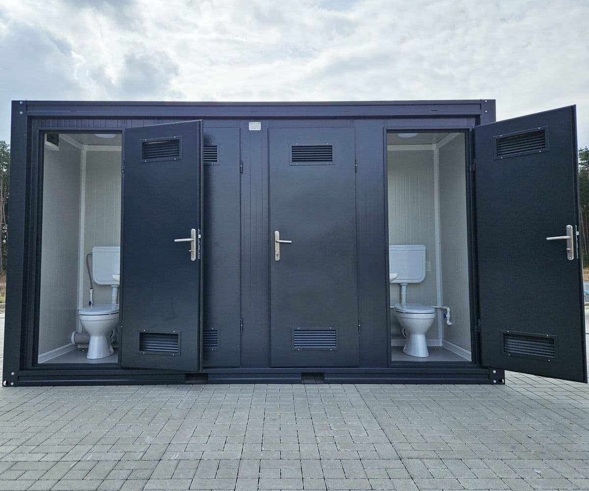 Sanitärcontainer 4×2 m RAL7016 – 4 WC-Kabinen & 4 Pissoirs