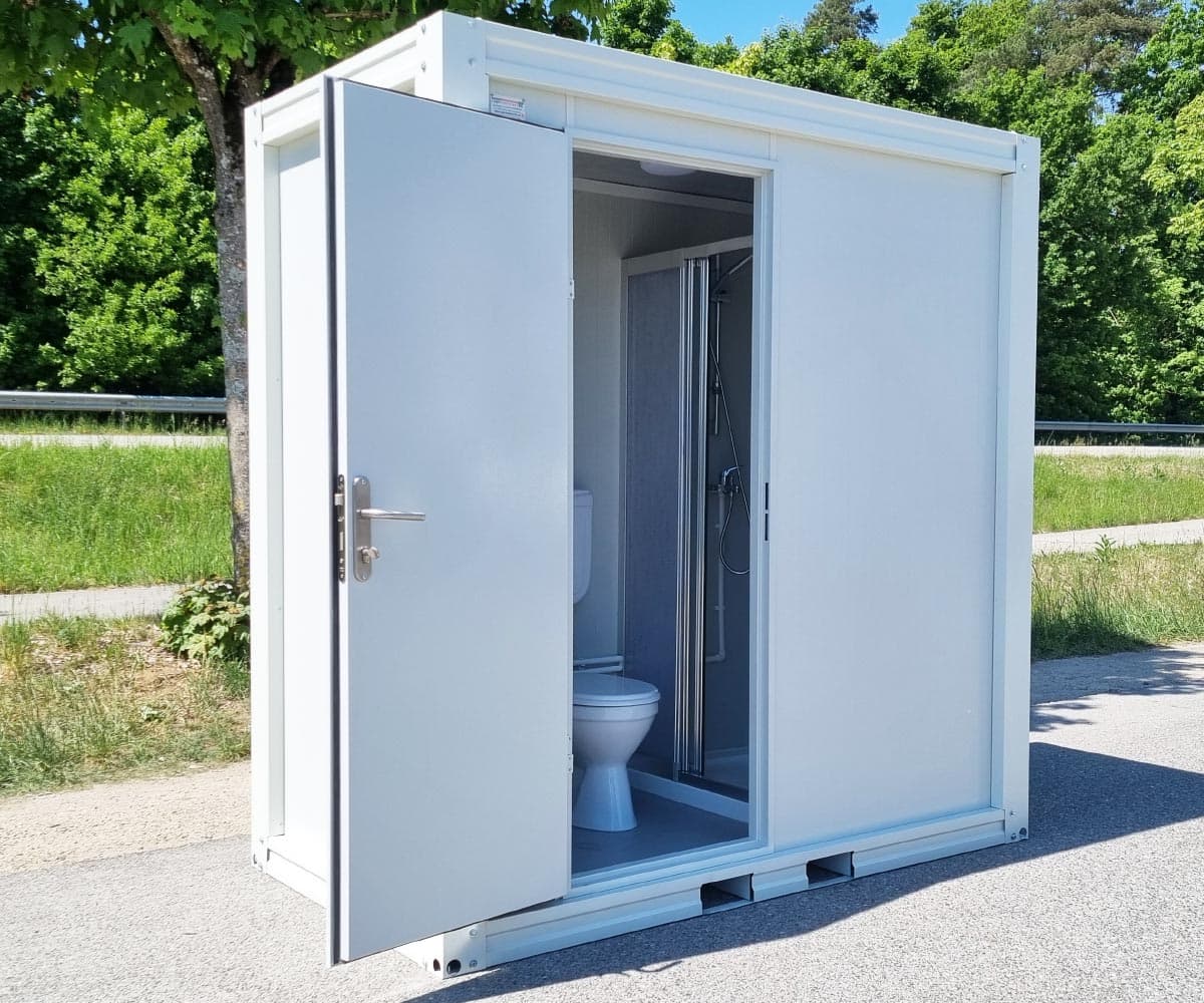 Großer Sanitärcontainer mit WC, Dusche und Warmwasser – RAL 9002 Weiß