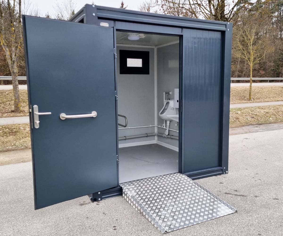 Behindertengerechter SanitĂ€rcontainer mit Rampe und Warmwasser â RAL 7016