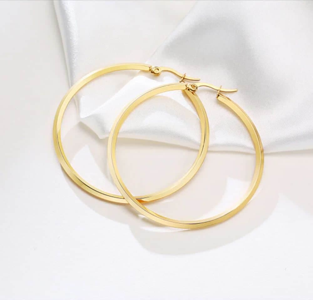 Créoles biseautées 50 mm argentées ou dorées