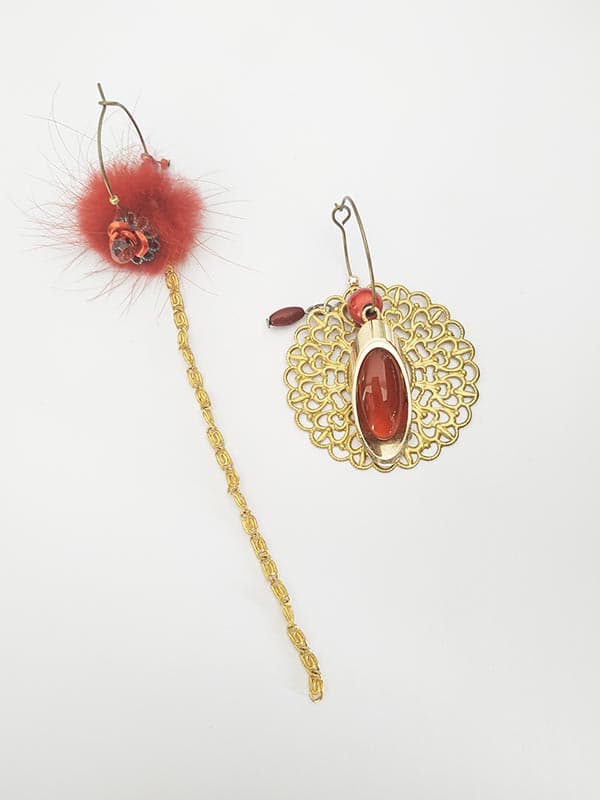 Boucles d'oreilles asymétriques vintage - Pompon rouge