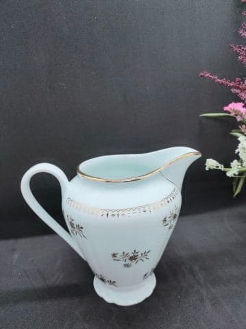 Pot à lait en porcelaine Française blanc et fleurs dorées