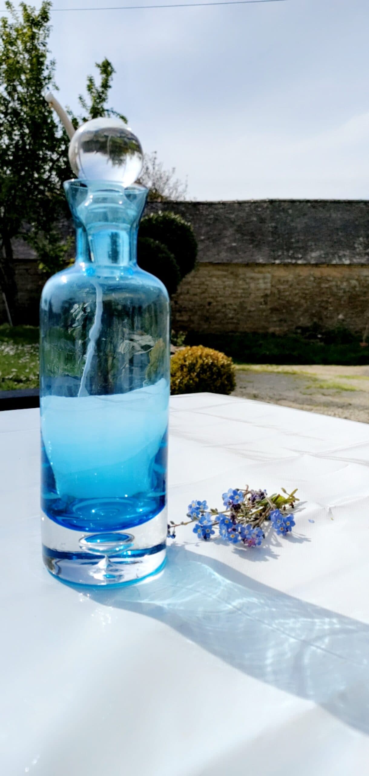 Flacon, bouteille bleue turquoise et son bouchon