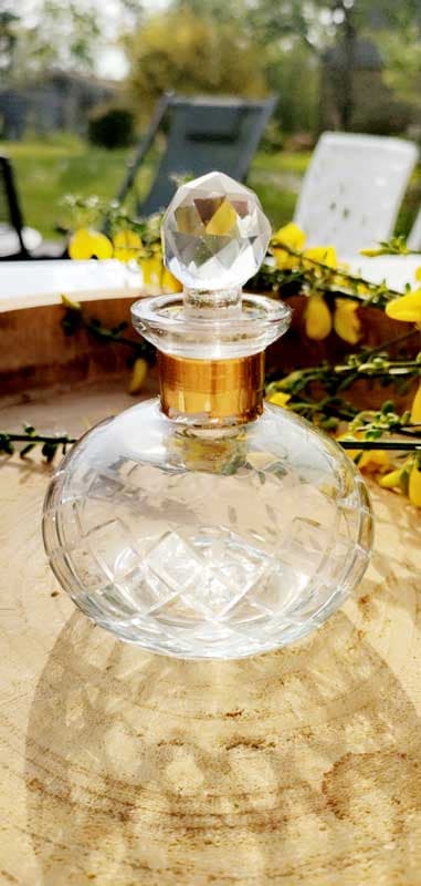 Flacon ciselé pour parfum en verre vendu